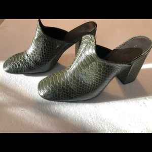 NEW URBAN OUTFITTERS FAUX SNAKESKIN MULE, Size 7